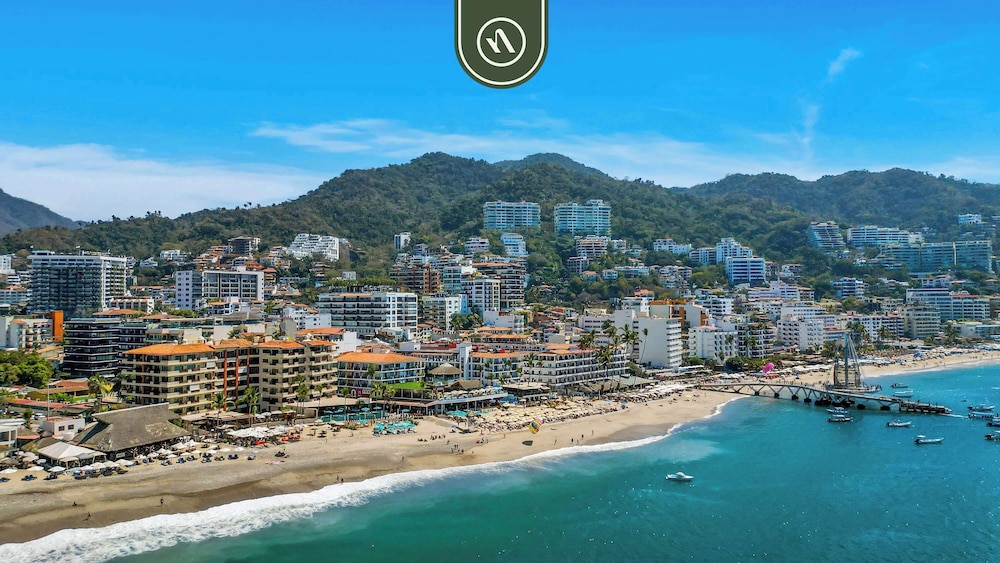 Beachfront Mexican Styled 3 BR Condo in Downtown