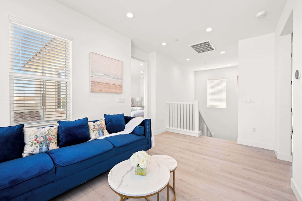 Stylish 3BR Oasis in Palm Desert Near El Paseo Zoo