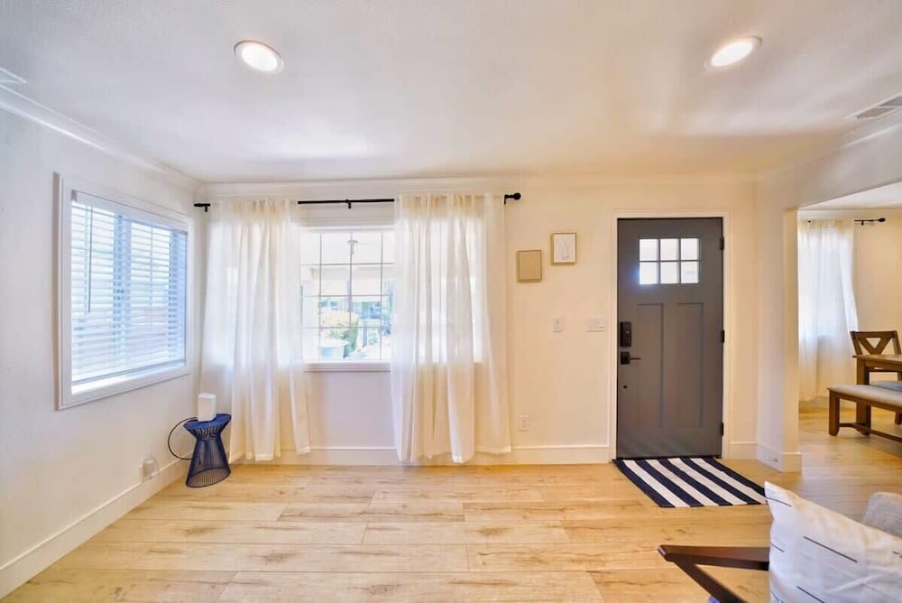 @ Marbella Lane - Vibrant 4BR RWC Ldry + P