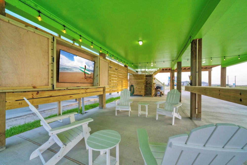 Sleeps 21, 2 Homes Private Pool, Patio Lounge w/ Fire Pit, Bar, TV, & Games