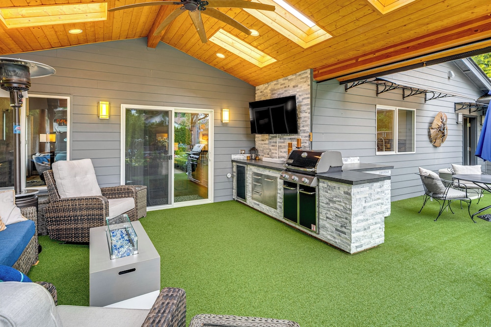 Amazing Outdoor Space! Everett Escape w/ Hot Tub