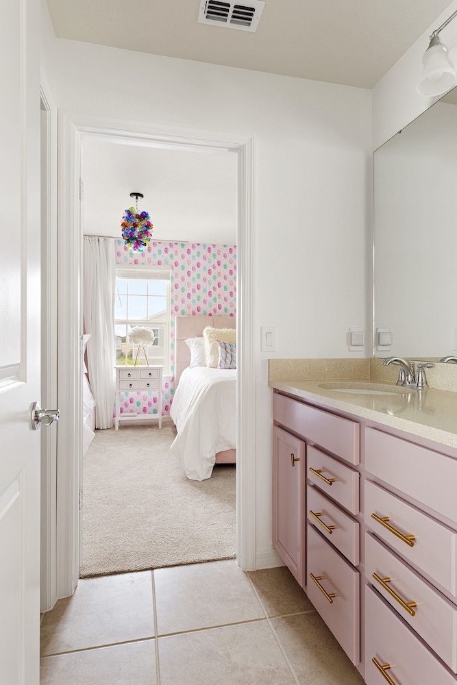 Flamingo Grove Windsor Island Getaway 5 Bedroom Home