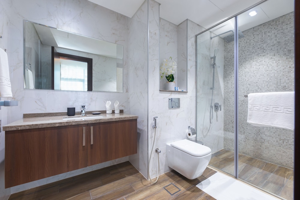 SIMPLY COMFORT Urban Chic Suites in J One Tower City & Canal Views