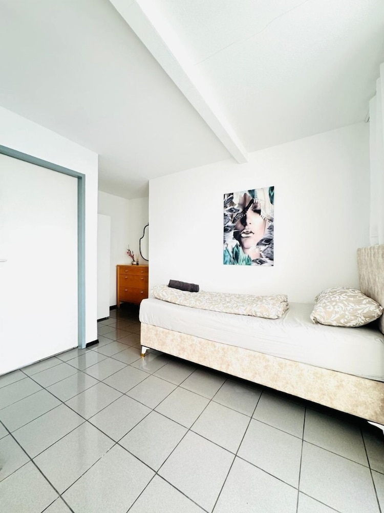 7 private Rooms in a spacious Villa