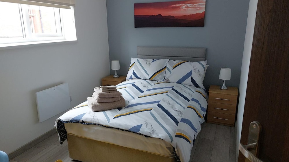 Immaculate 12-bed House Good Amenities in Wigan view 3