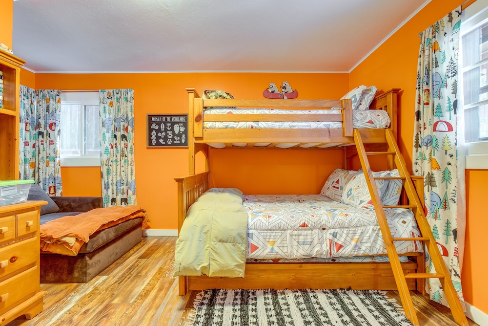 Charming Idaho Springs Retreat on Chicago Creek!