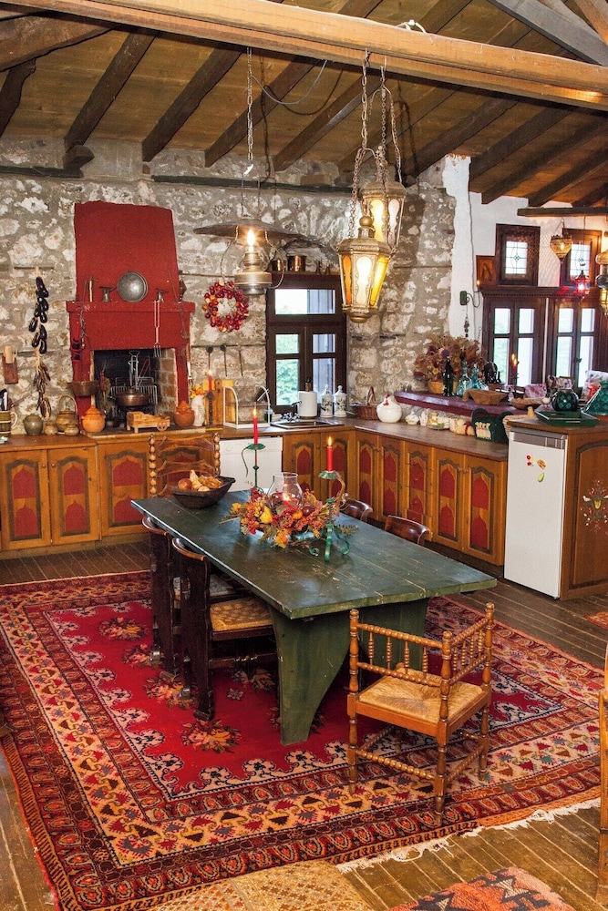 260m2 Unique Mountain House in Lilea Parnasos