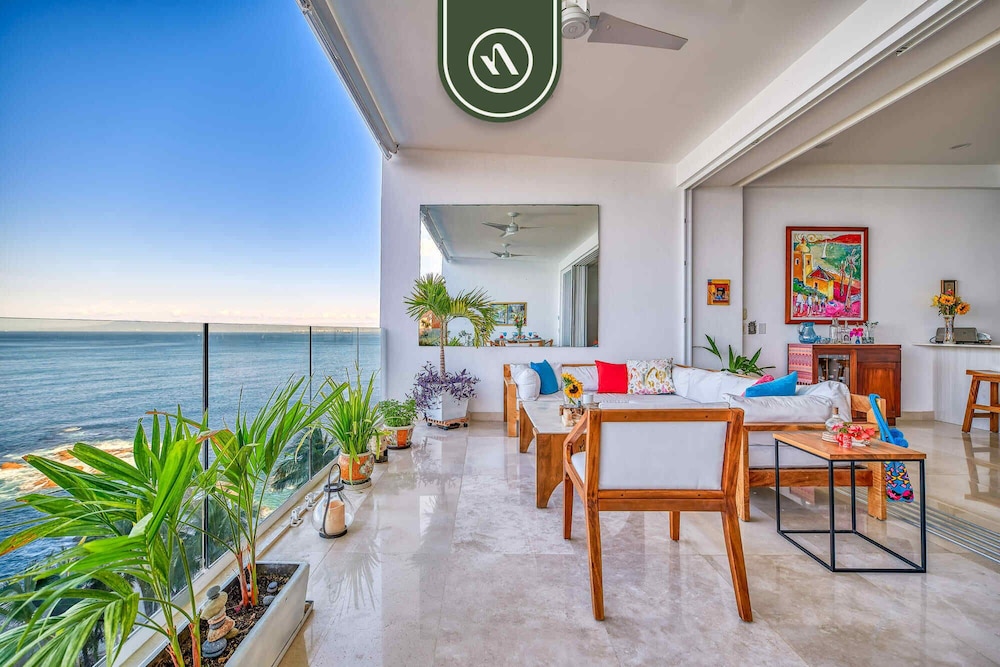 Luxurious 2 BR Condo - Oceanfront - Infinity Pools
