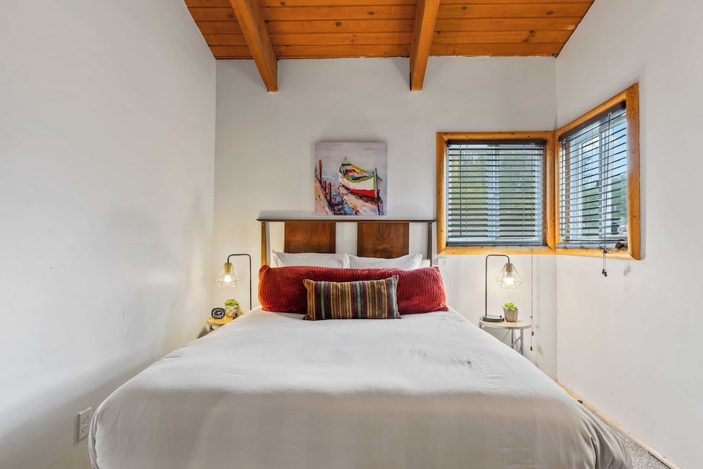 Scenic North Shore Stay w/ Games, Near Snow Summit Lakeview Lodge by Avantstay