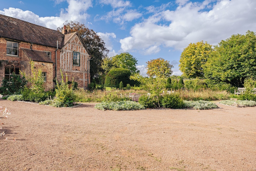 Stunning 4BD Home in Worcestershire