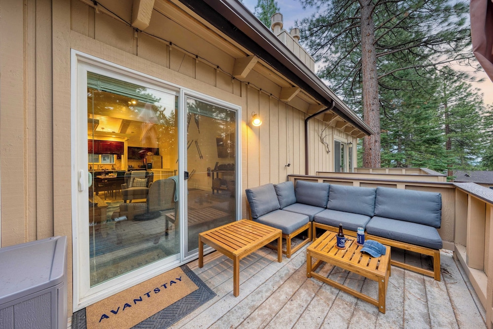 Ski Way by Avantstay Cozy Tahoe Home w/ Fireplace & Balcony