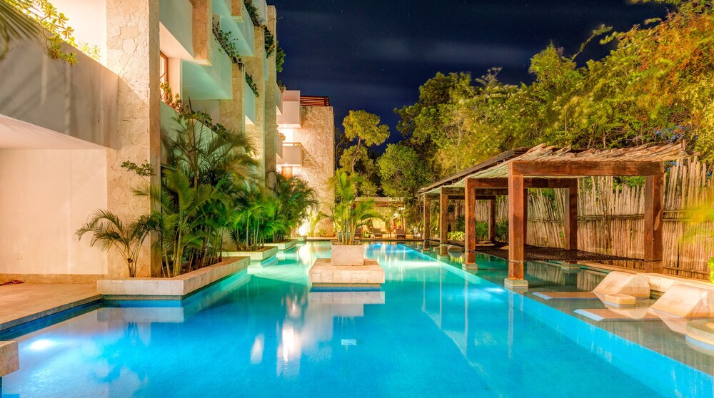 Private Rooftop 1BR Condo with Stunning Common Areas by Stella Rentals view 3