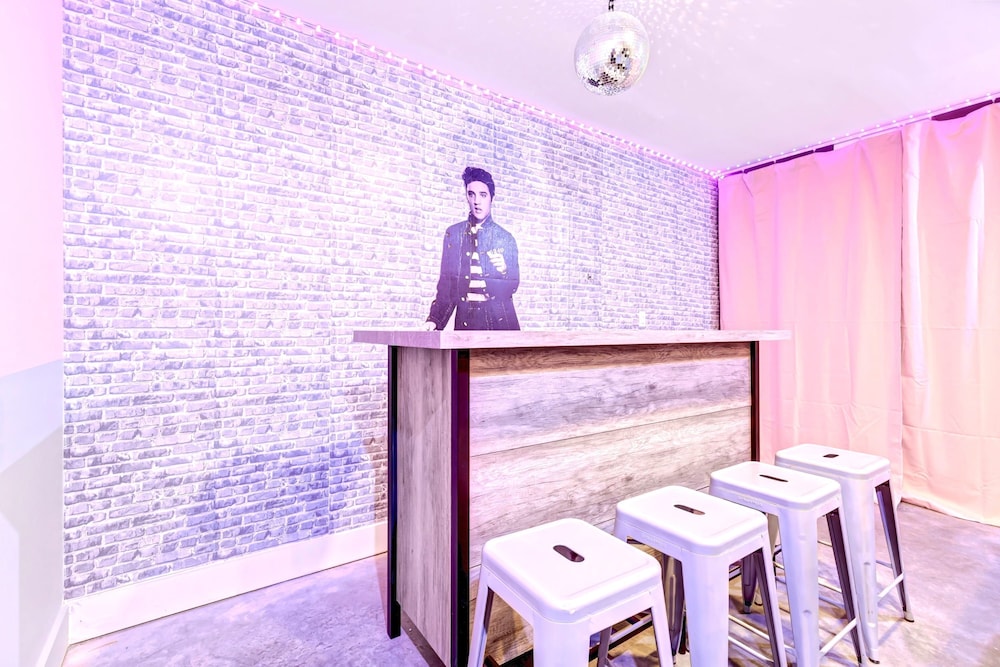 Elvis-themed 13 Beds Rooftop City Views