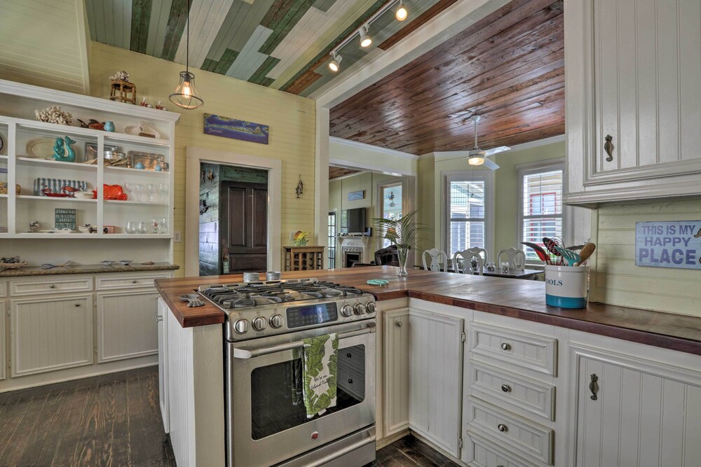 Historic Galveston Hideaway, Walk to the Beach!