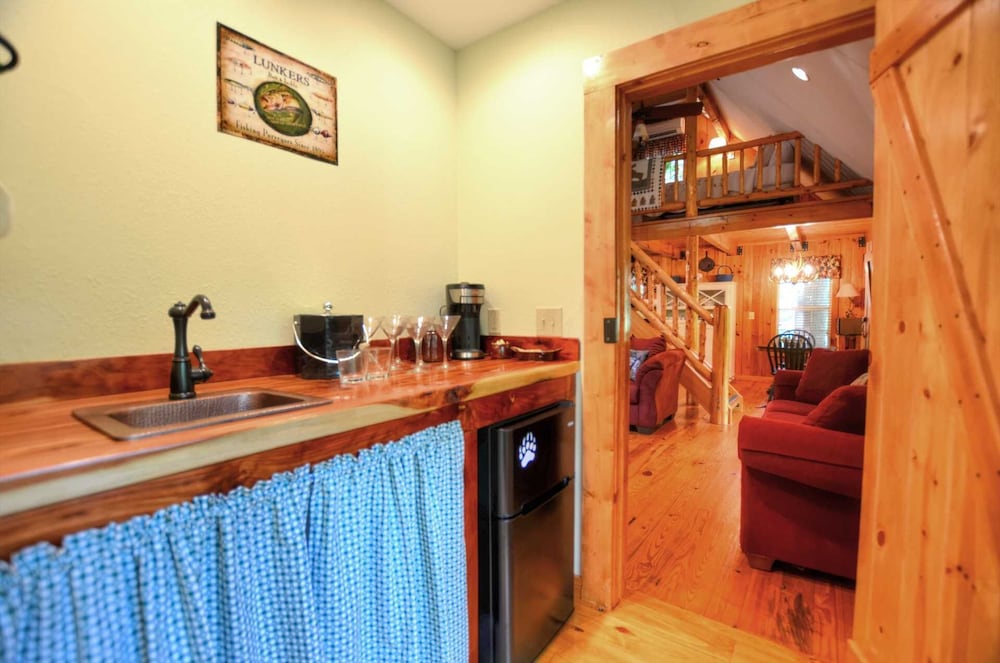 Cute On The Creek 1 Bedroom Cabin by Redawning