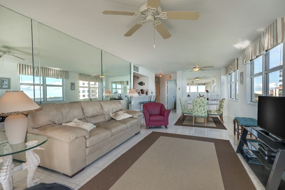 Bahia Vista 17-881 by Distinctive Beach Rentals