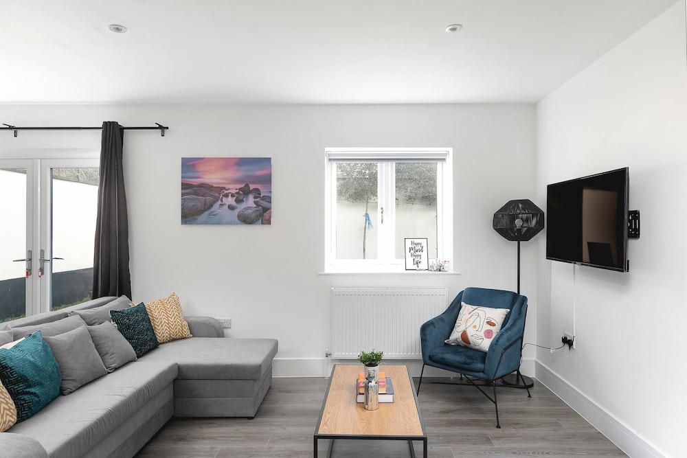 Skyvillion Vineyard Court, Enfield, 2 Bed, With Garden