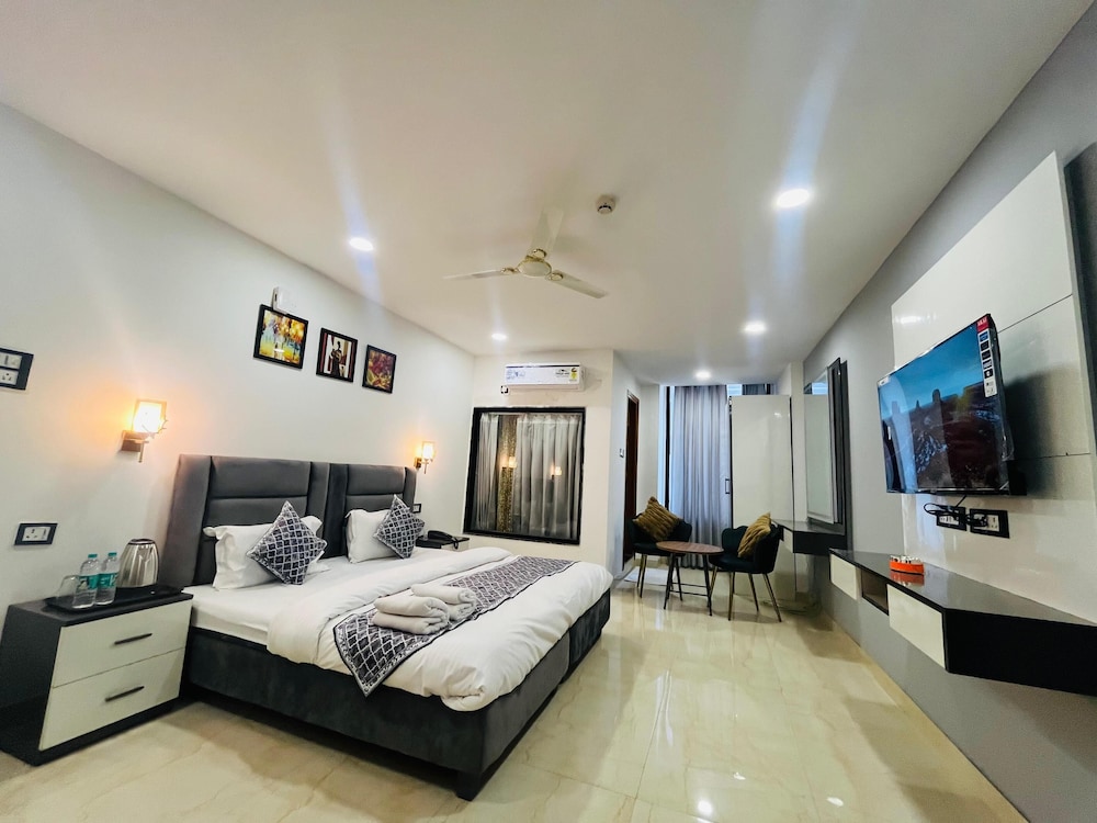 Roomshala 183 Hotel Aroma Chattarpur