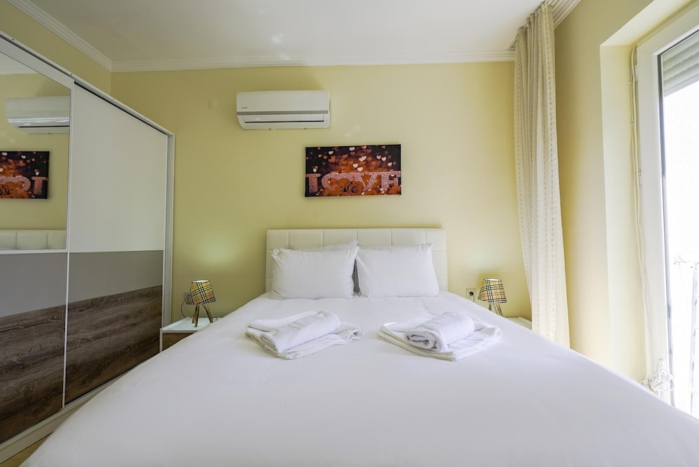 Chic Villa w Patio 5 min to Beach in Antalya