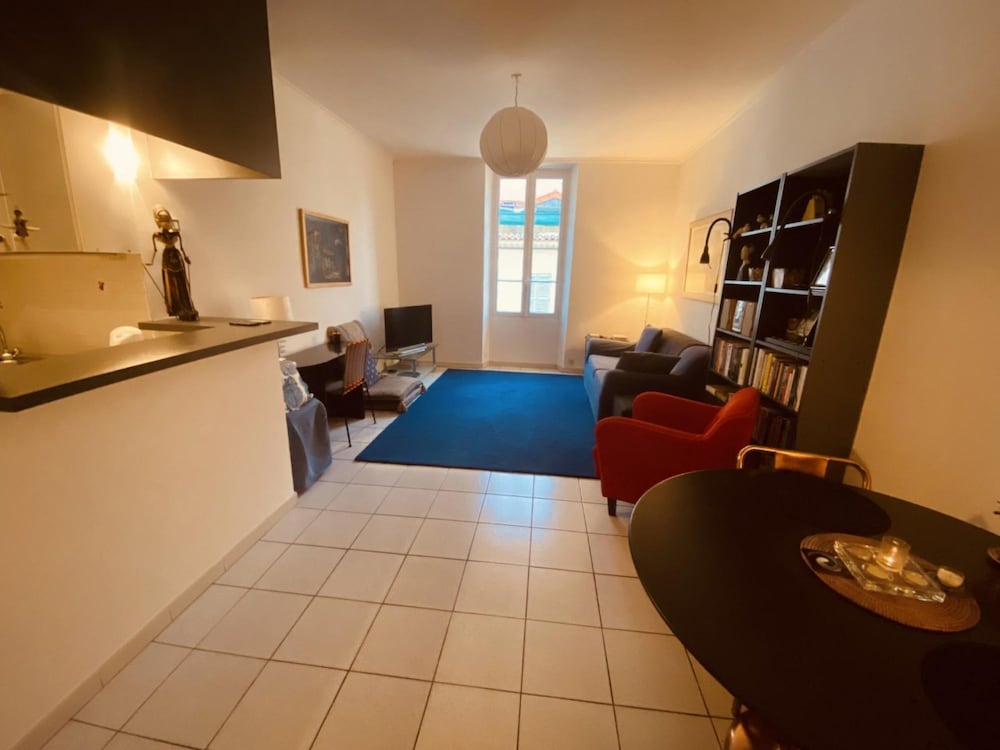 2 Bedroom Apartment in the Heart of Cannes air Conditioning Easy Walk to the Palais des Festivals - 2015
