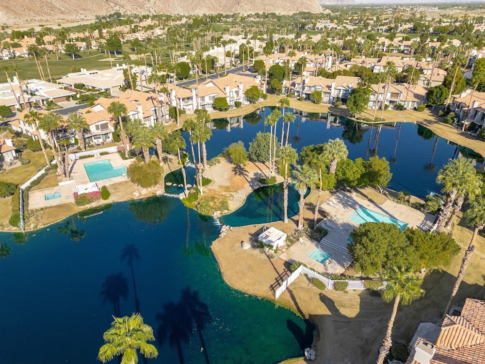 Cozy Lakeside Retreat in PGA West Bbq Scenic Views