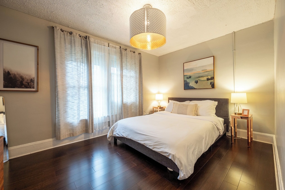 Spacious Duplex for 14 in Downtown