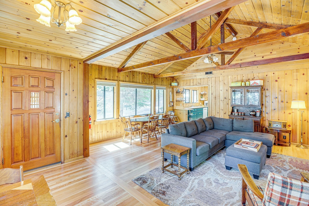 Walk to Lake Almanor: Prattville Cabin w/ 2 Decks!