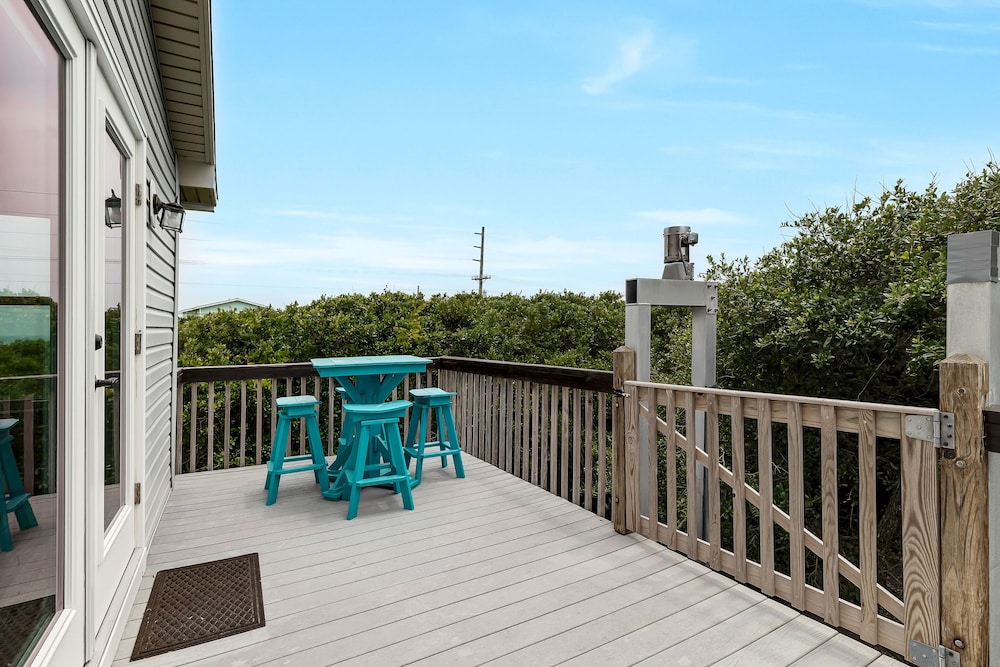 Oceanwatch Cottage by Topsail Realty