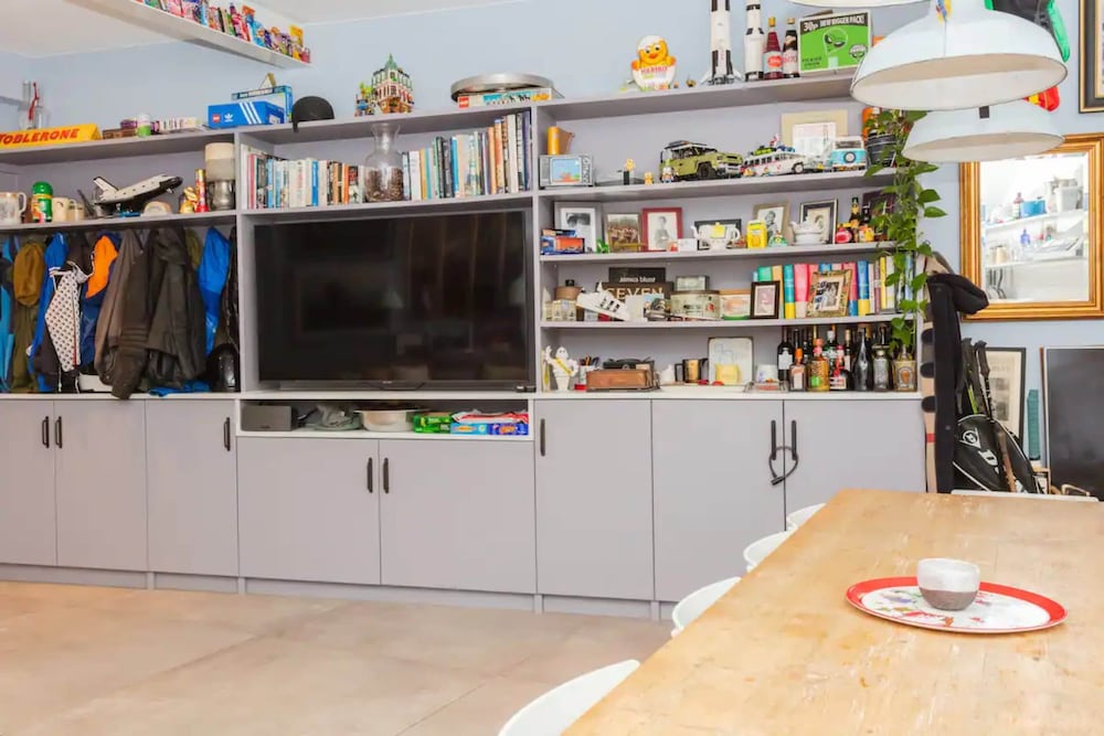 Contemporary 2 Bedroom House in Vibrant Shepherds Bush