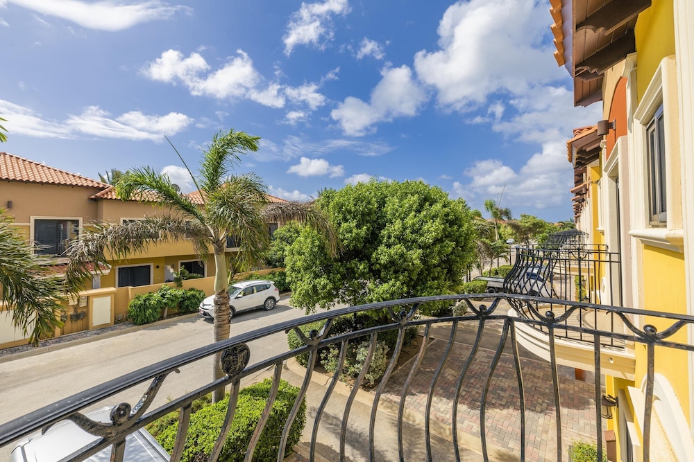 Gold Coast Townhome w Pools GYM 24 7 Security