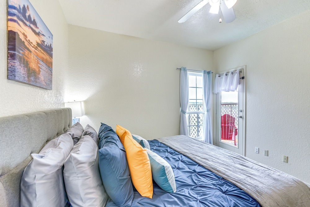 East End Galveston Condo w/ Pool, 1 Mi to Beach!
