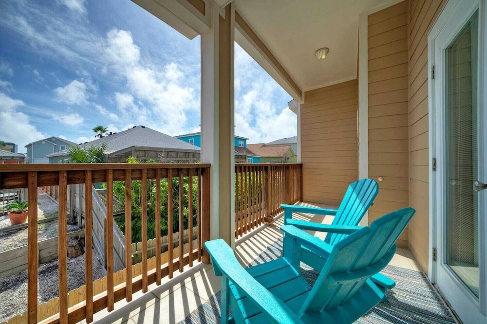 Sleeps 23, 2 Beachside Homes Resort Pool, Walk to the Beach, Balcony + Yard