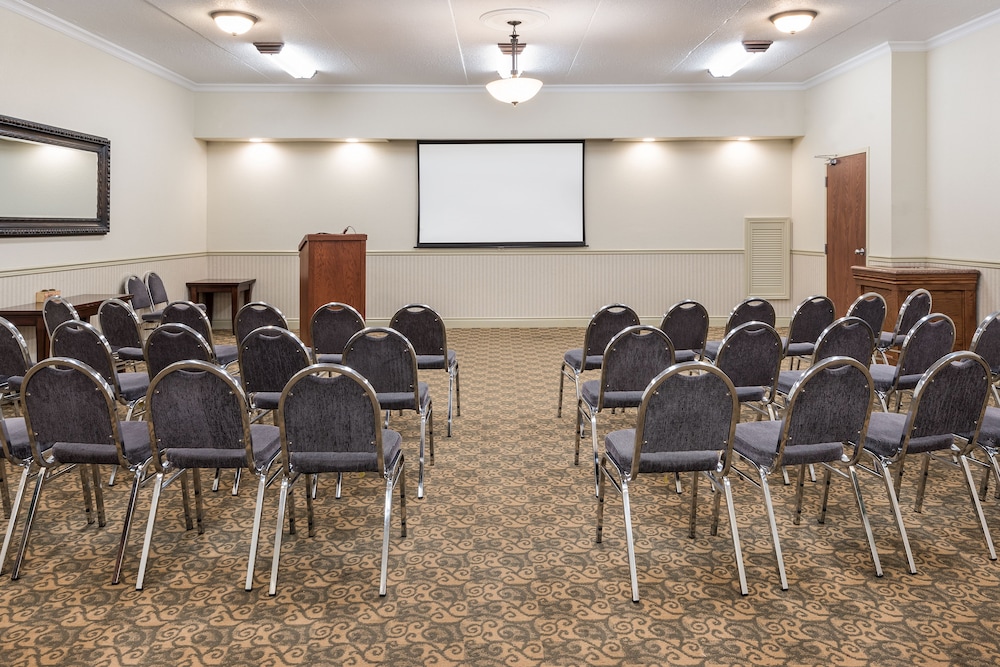 Gananoque Vacations - Holiday Inn Express Hotel  Suites Gananoque, an IHG Hotel - Property Image 8