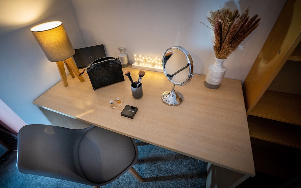 Charming 2-bed Apartment in Windsor - Free Parking view 3