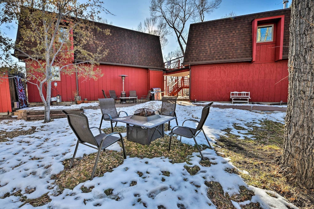 Cozy Mountain Studio By Main Street & Hot Springs!