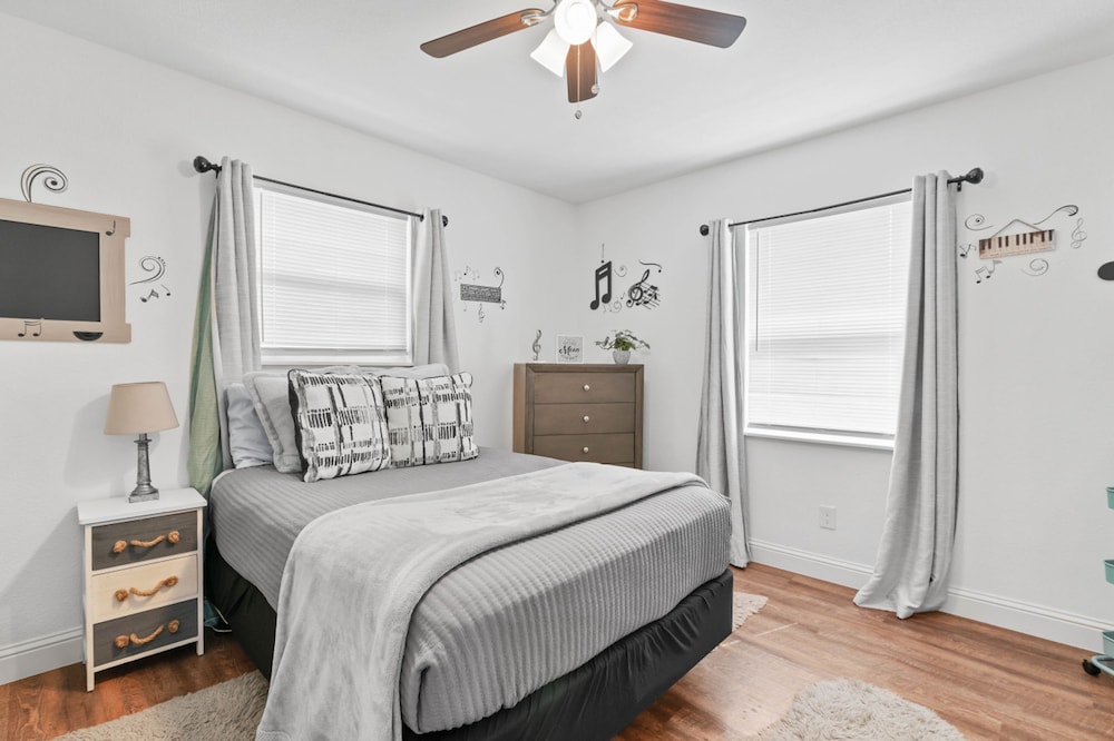 Cozy Spacious Allergy Friendly Retreat - 4BR