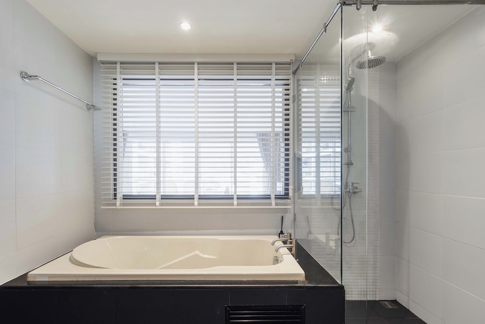 1BR Bathtub Near Beach Prime Spot C229