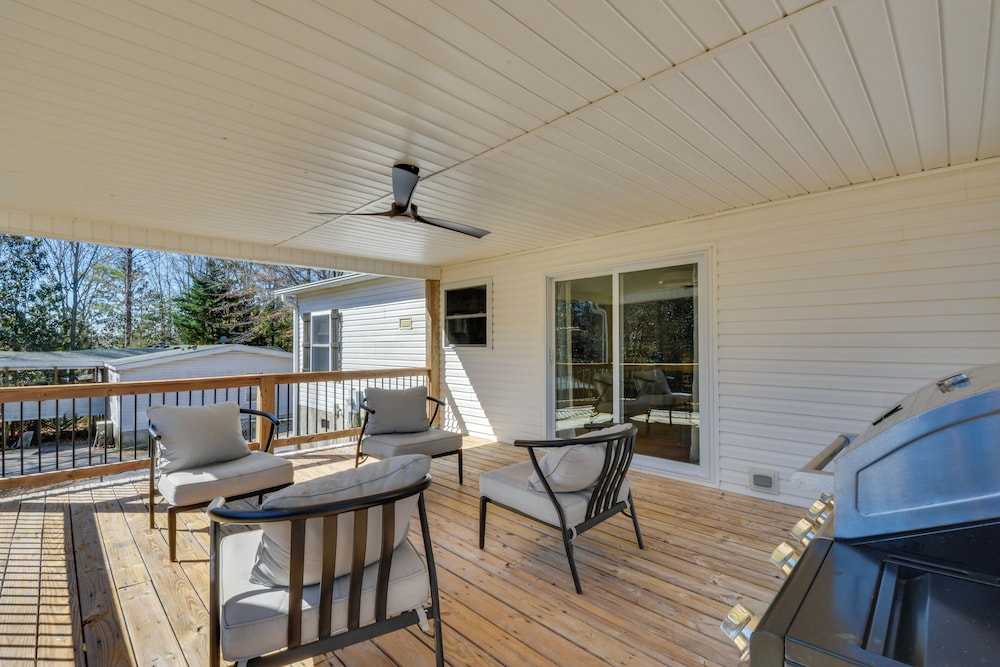 Deck, Grill & Dock Access: Lake Keowee Retreat!