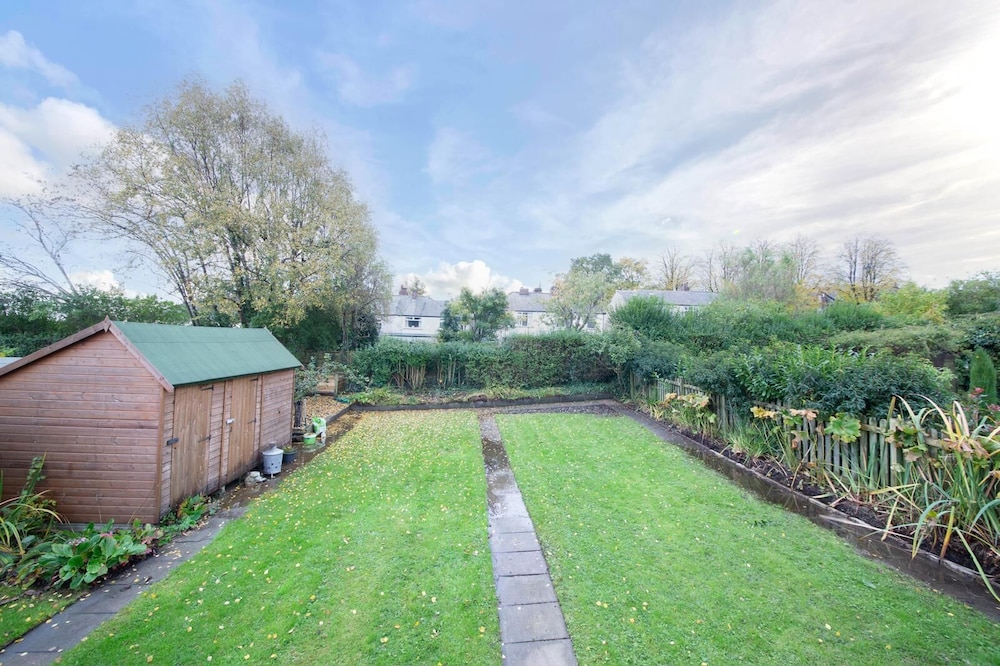 3BR Detached Bungalow w/Parking