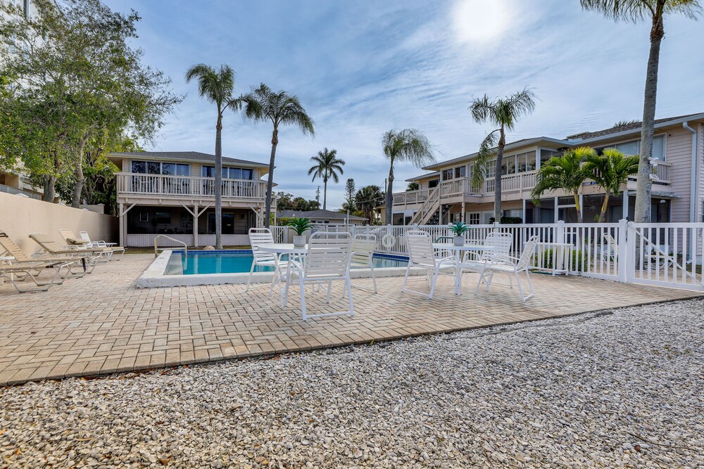 Siesta Keys Home w/ Deck Half Mile to Turtle Beach
