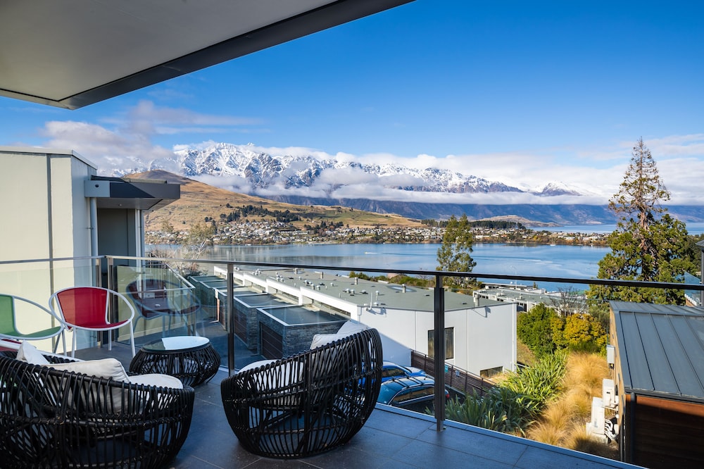 Modern Queenstown Apartment & Great Lake Views view 5