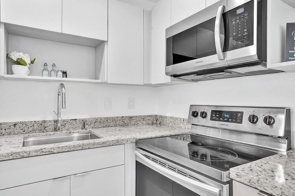 Modern Hallandale Apt w/ Backyard Near Beach