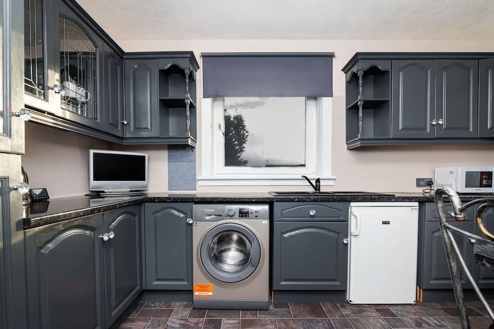 4 Bedroom House - Free Parking