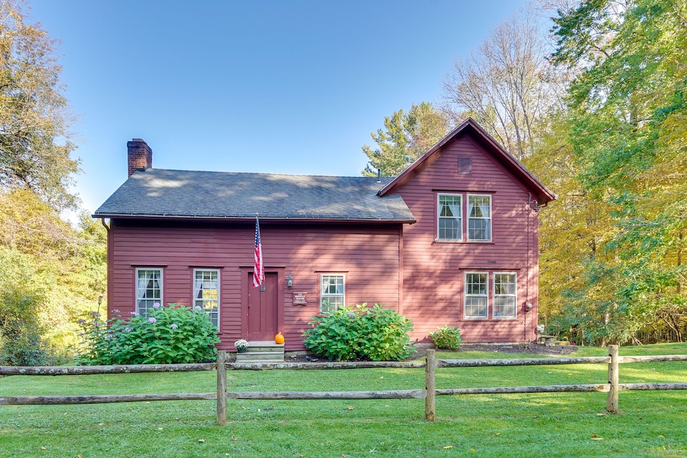 Tranquil 3 BR Stockbridge House w/ Private Deck!