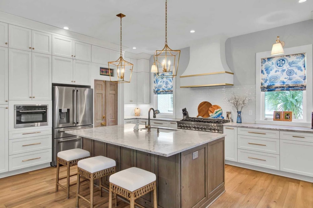 Walk to the Beach + Private Pool, Rooftop Terrace, Balcony 3602 Cameron