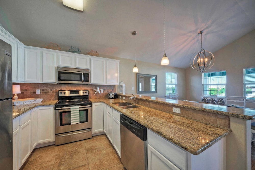 Sleeps 21, 2 Homes 2 Private Pools, Fire Pit, Swing Bar Walk to the Beach