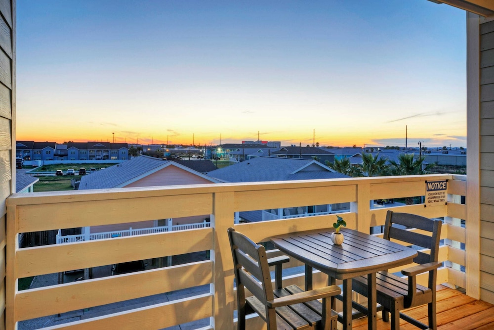 Sleeps 33! 4 Condos, Walk to the Beach, Resort-style Pool, Endless Summer Resort