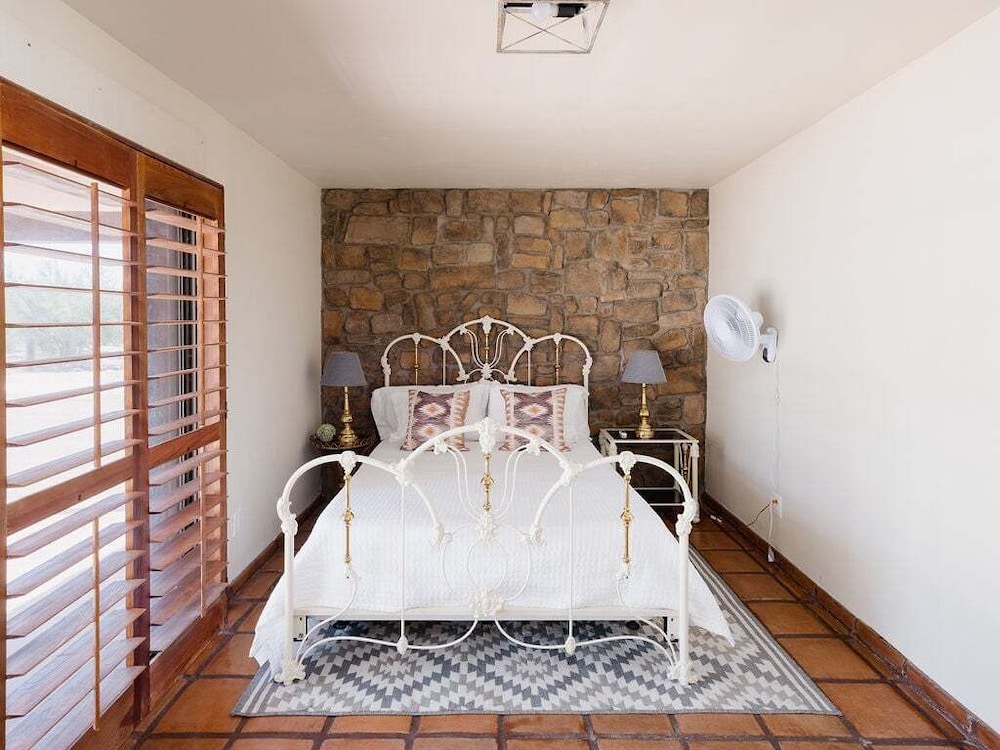 Bed Rock Desert -pool Heat Available - Spring Break