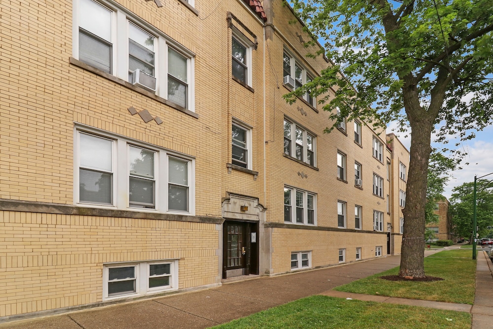 Chic 2BR Near Irving Park - Cullom D3