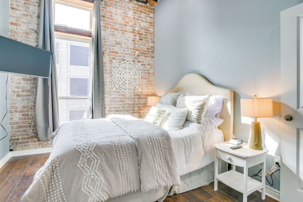 Dtwn Loft in the Heart of Monett: Pets Welcome!